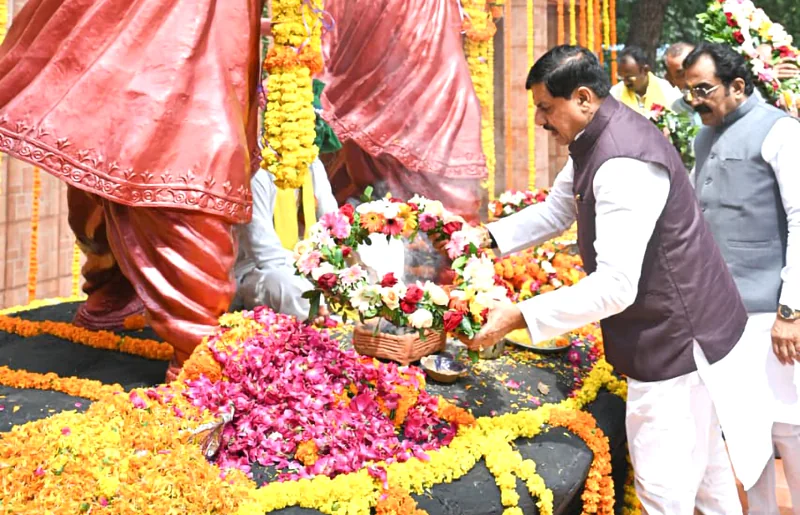 मुख्यमंत्री डॉ. यादव ने अमर शहीद राजा शंकर शाह एवं कुंवर रघुनाथ शाह को अर्पित की श्रद्धांजलि