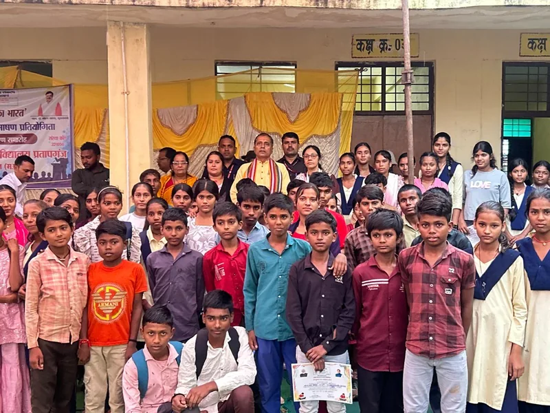 विधायक प्रदीप पटेल ने बढ़ाया विद्यार्थियों का उत्साह, रंगों में उभरा विकसित भारत का सपना