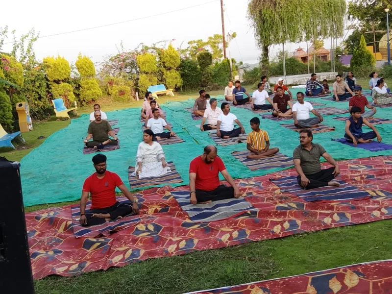 शिवकुंज पर्यटन स्थल के ओपन लॉन में हुआ जिला स्तरीय योग सत्र का आयोजन